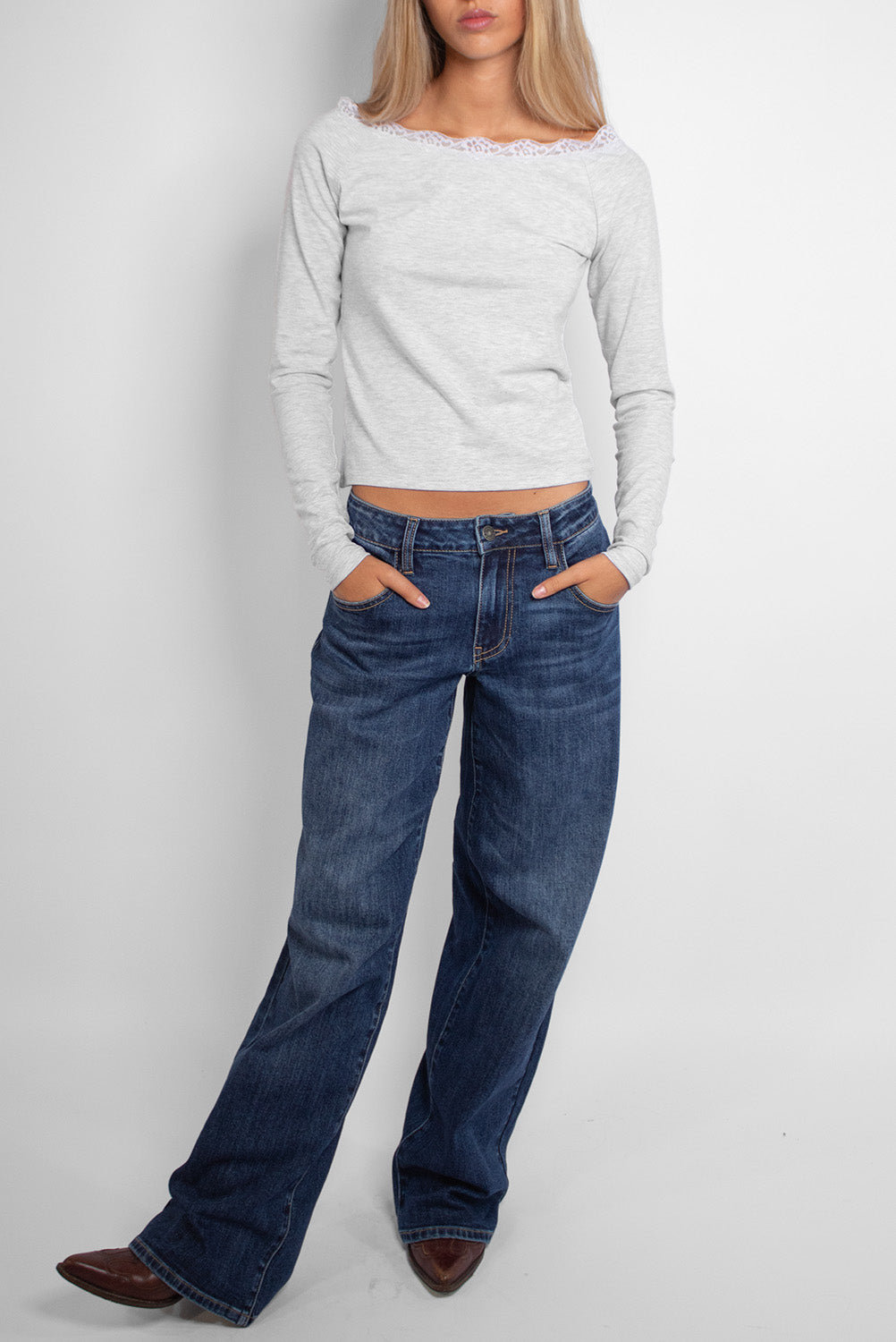 Subdued Premium - T-shirt with a boat neckline and lace