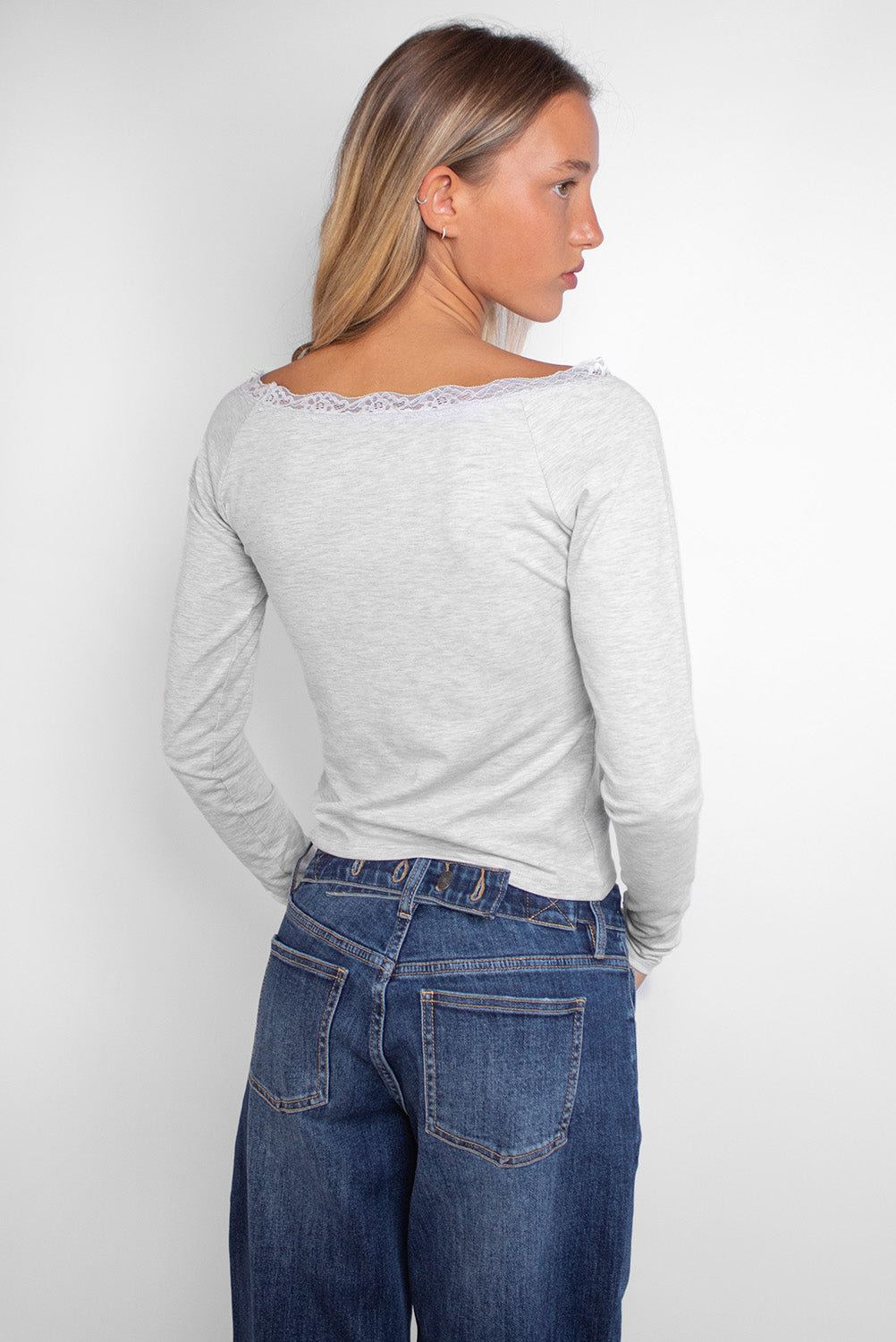 Subdued Premium - T-shirt with a boat neckline and lace