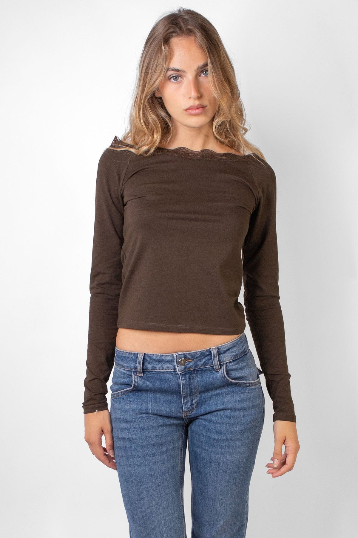 Subdued Featured - T-shirt with a boat neckline and lace
