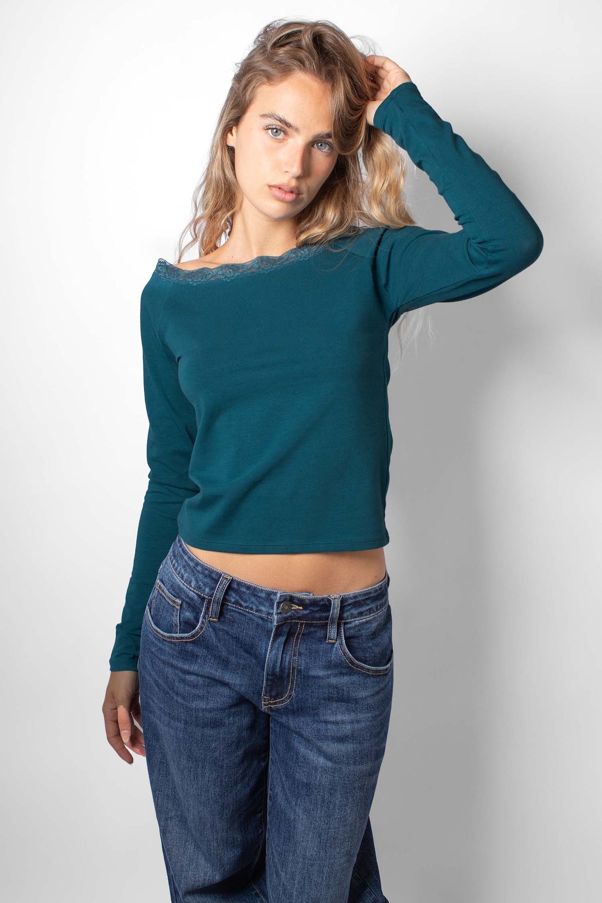 Subdued Featured - T-shirt with a boat neckline and lace