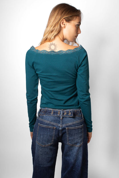Subdued Featured - T-shirt with a boat neckline and lace