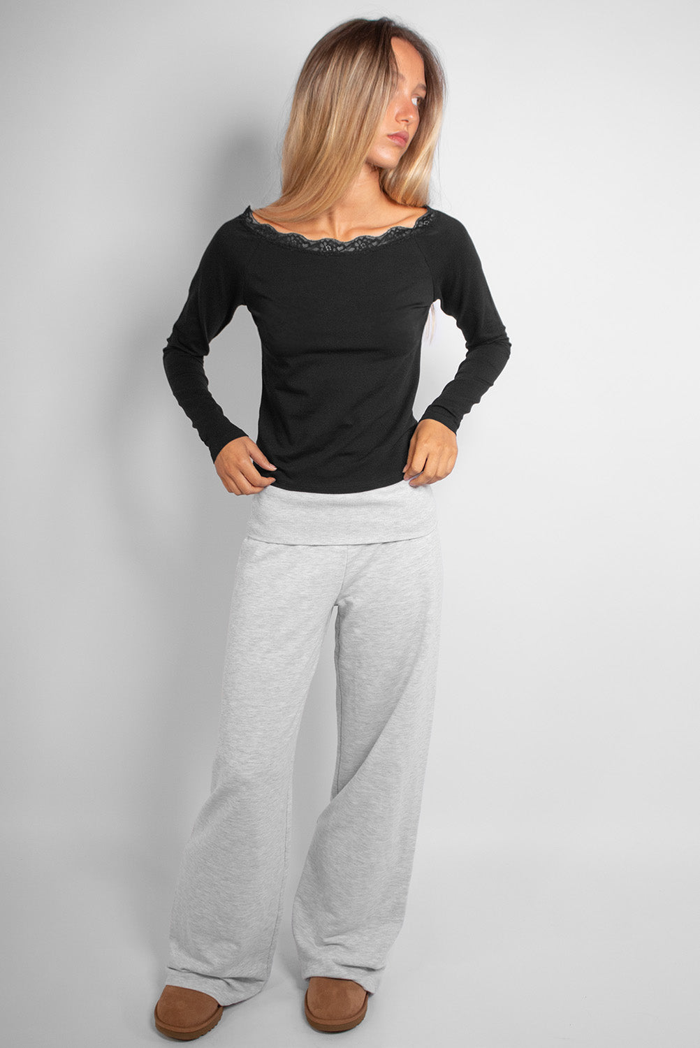 Subdued Featured - T-shirt with a boat neckline and lace