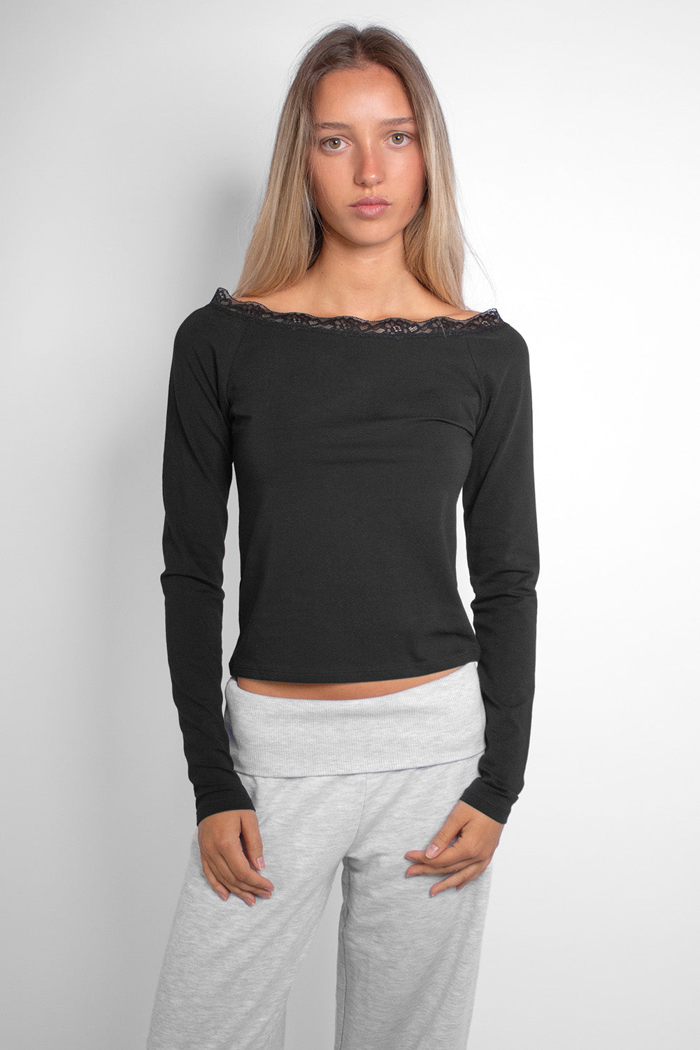 Subdued Featured - T-shirt with a boat neckline and lace