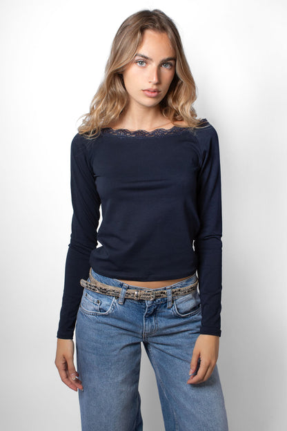 Subdued Featured - T-shirt with a boat neckline and lace