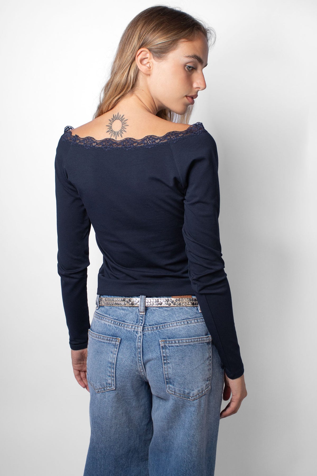 Subdued Featured - T-shirt with a boat neckline and lace